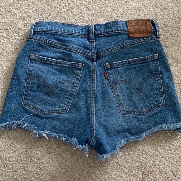 Levi’s ribcage shorts. W29. Like-new condition. - Picture 2 of 3